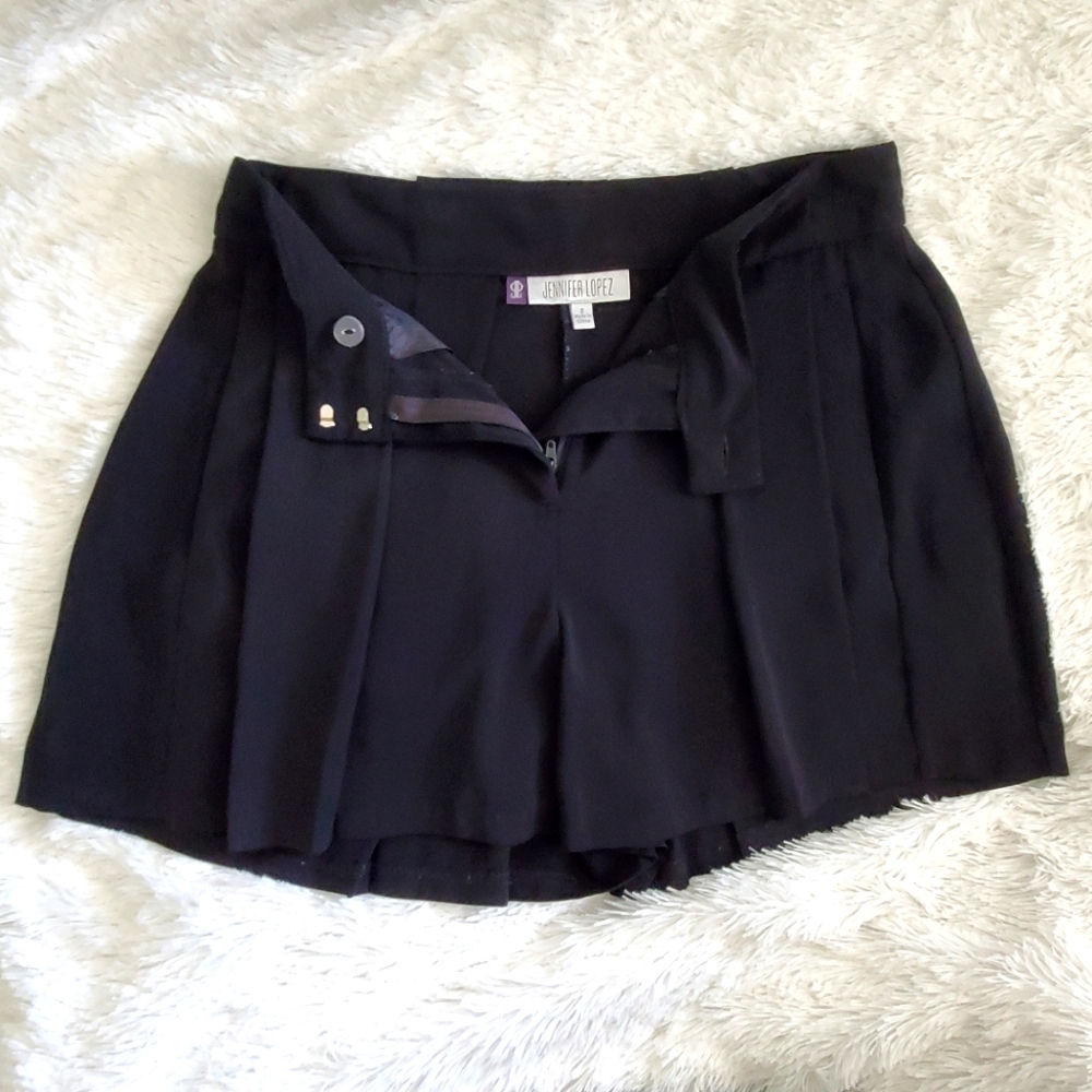 4/$20 🦋 Sz 2 Jennifer Lopez Black Flowy Pleated Shorts